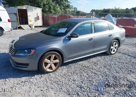 2013 Volkswagen Passat 2.5L Se z USA, uszkodzony, nr VIN 1VWBH7A33DC057409